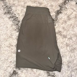lululemon license to train short 5” - XS - carbon dust - LL